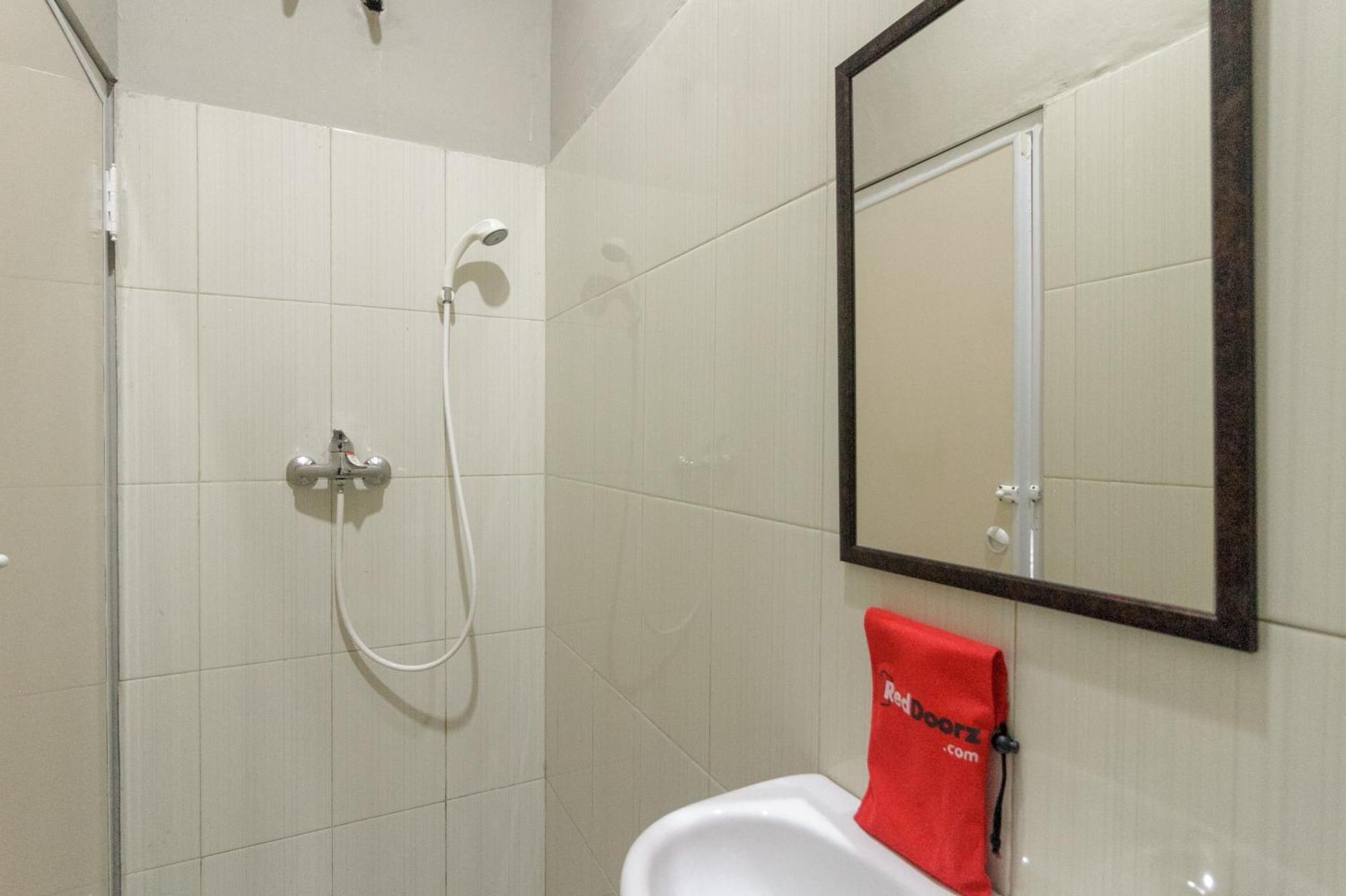 Reddoorz Near Puri Indah Mall จาการ์ตา ภายนอก รูปภาพ
