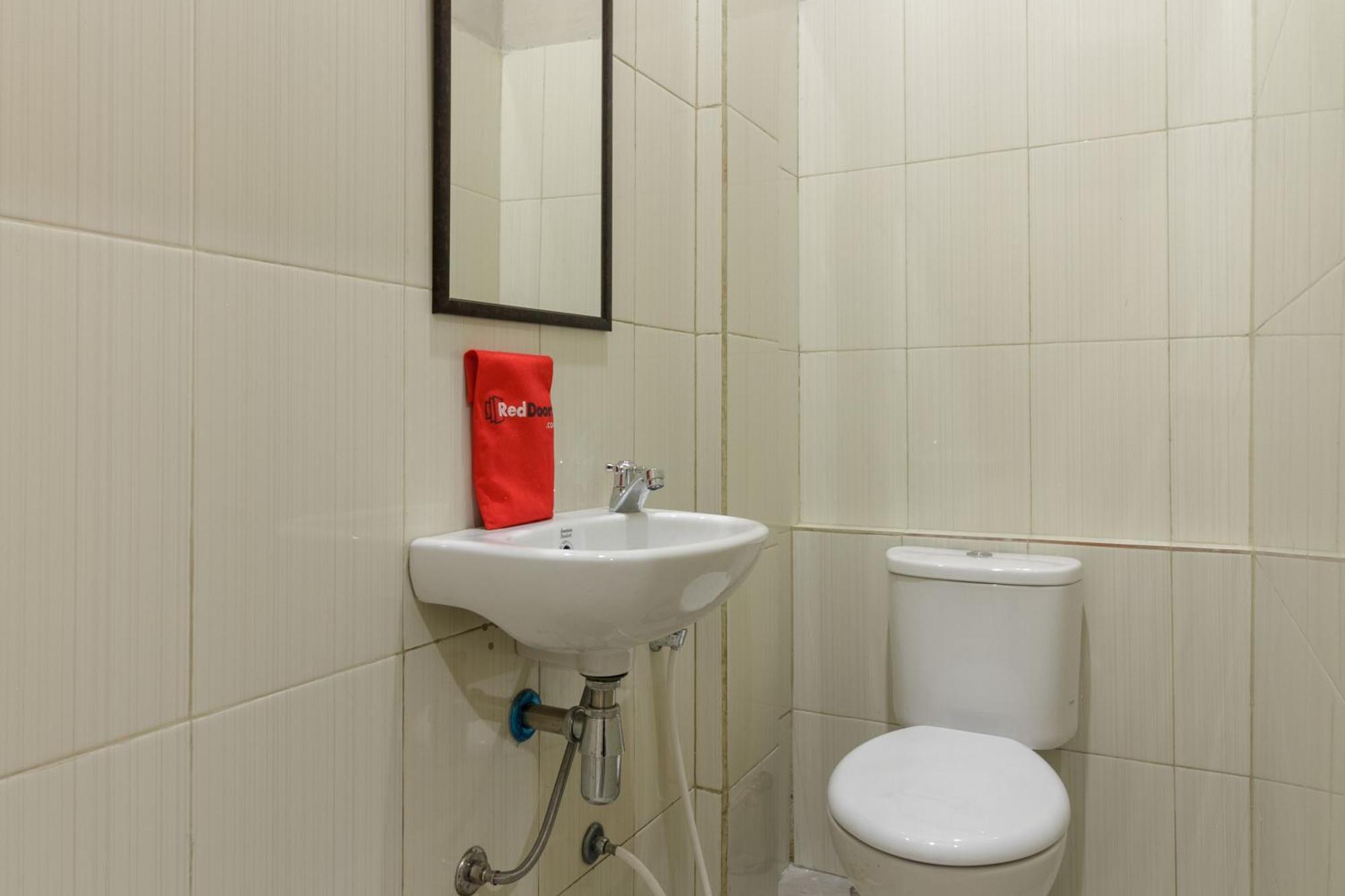 Reddoorz Near Puri Indah Mall จาการ์ตา ภายนอก รูปภาพ